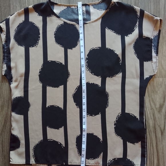 Black and Tan Blouse with Bold Pattern - Picture 4 of 5